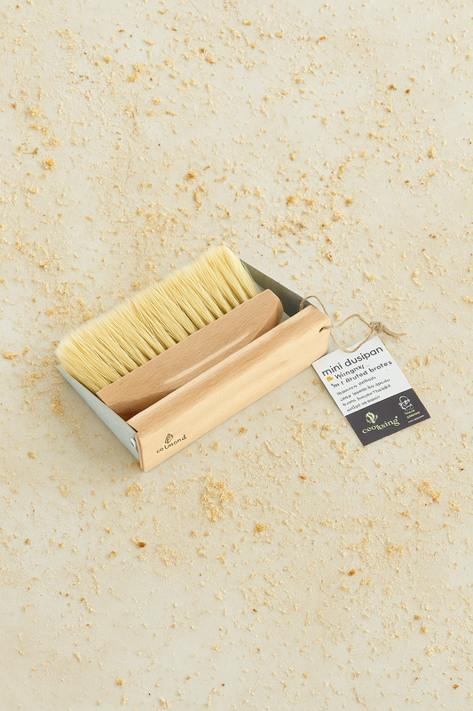 Mini dustpan and brush set